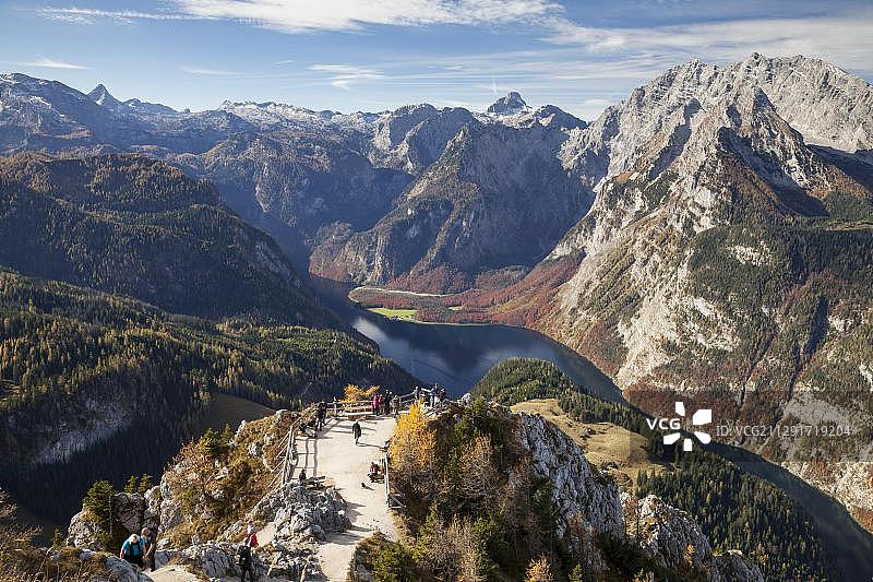从耶拿山观景台观看国王湖和瓦茨曼山，德国贝希特斯加登国家公园图片素材