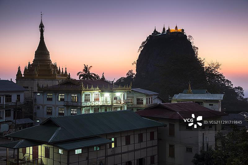 缅甸波巴山童卡拉特火山锥上的佛教寺院图片素材