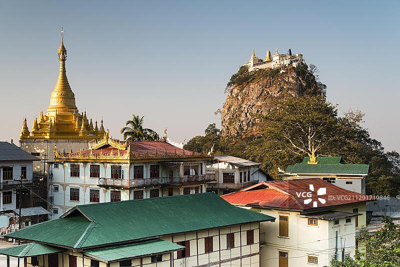 缅甸蒲甘地区波巴山镀金的图音陶宝塔佛教寺院图片素材