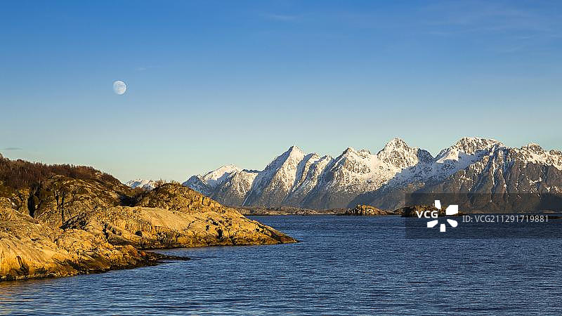 挪威罗弗敦群岛Kabelvag附近的海岸线傍晚光线图片素材