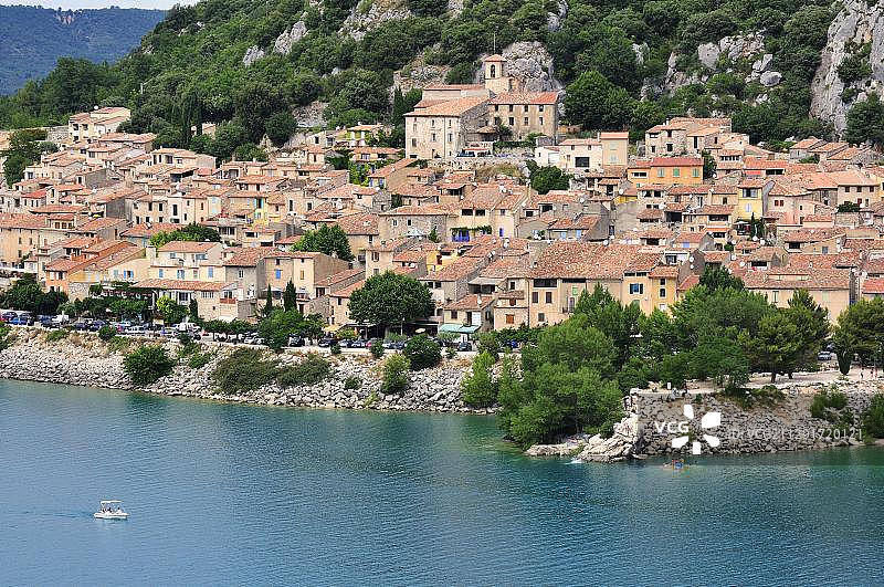 圣十字湖畔的博杜安村，韦尔东峡谷，法国普罗旺斯-阿尔卑斯-蓝色海岸图片素材