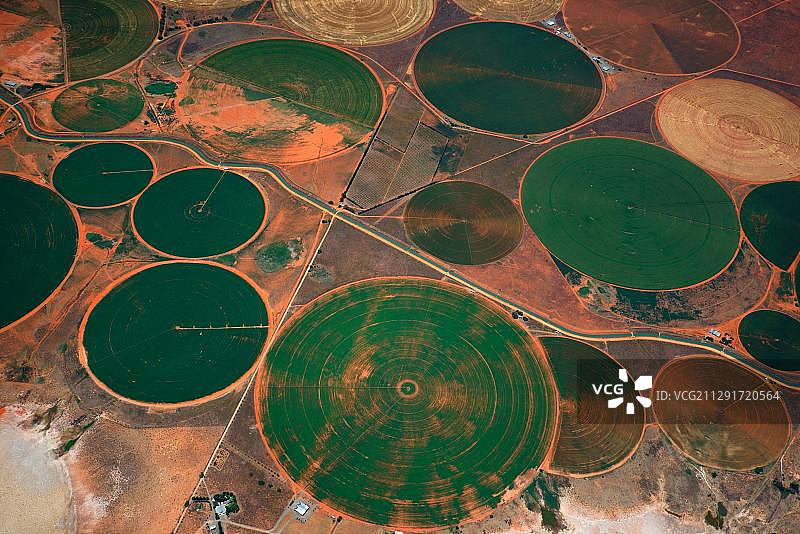 南非自由邦省加里普大坝卡鲁沙漠的橙河圆形农田灌溉区图片素材