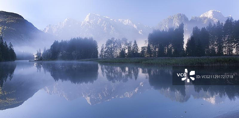 奥地利阿尔姆湖的清晨图片素材