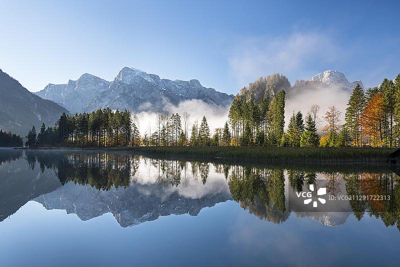 奥地利阿尔卑斯山湖泊的死亡山脉倒影图片素材