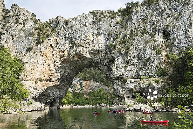 法国阿尔代什河上的阿尔克桥天然岩石拱门图片素材