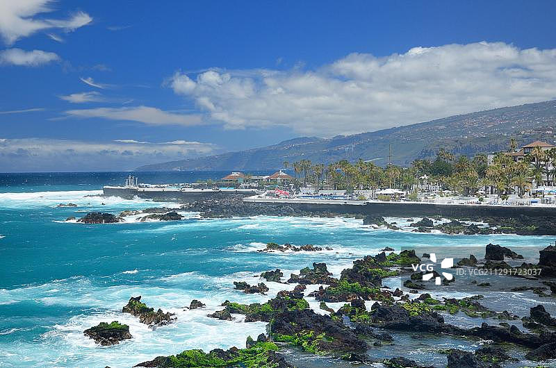 特内里费岛马蒂亚内斯湖：冲浪与城市景观图片素材