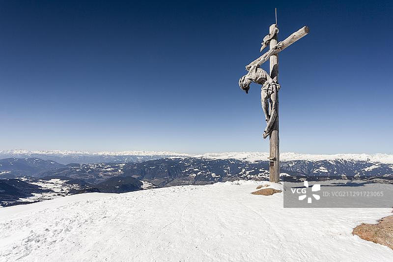 意大利南蒂罗尔拉斯切萨山顶的十字架图片素材