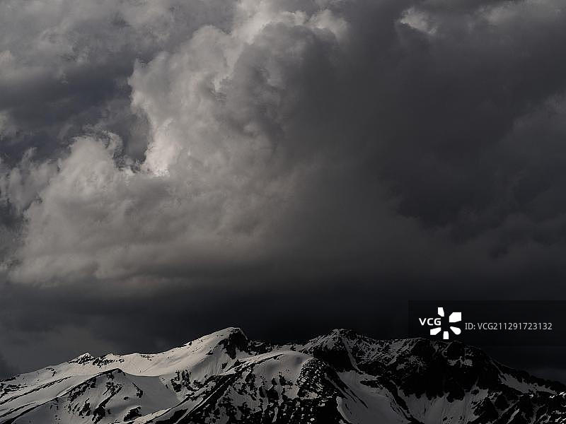 比利牛斯山脉的雷暴图片素材