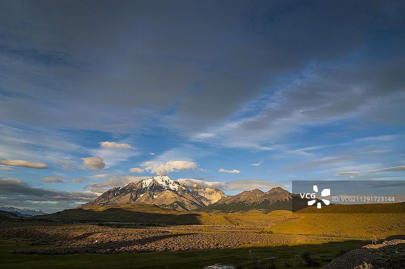 百内国家公园晨光中的山脉景观，巴塔哥尼亚，智利，南美洲图片素材