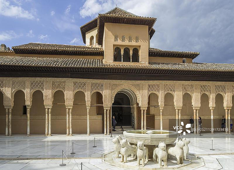 西班牙安达卢西亚格拉纳达的纳斯里耶斯宫狮子庭院图片素材