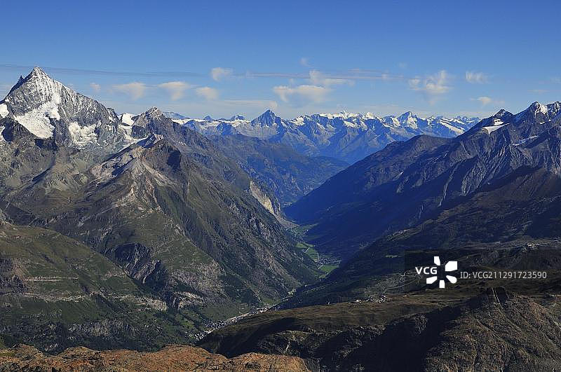 从马特宏峰眺望马特谷，左侧是魏斯峰，海拔4505米，位于瑞士瓦莱州采尔马特图片素材