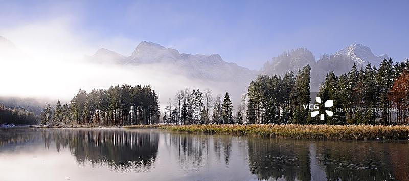 奥地利上奥地利州萨尔茨卡默古特地区的阿尔姆湖秋景图片素材