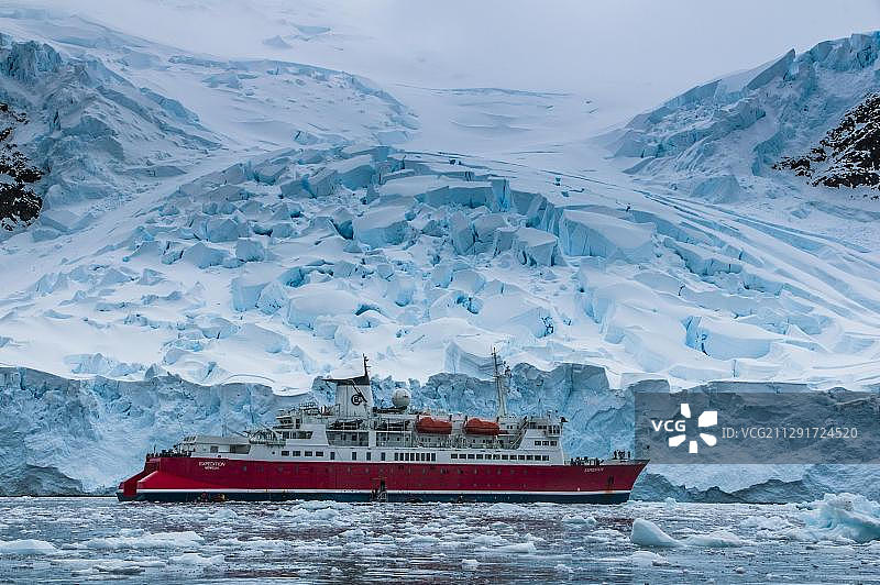 南极洲企业岛冰面上的游轮图片素材