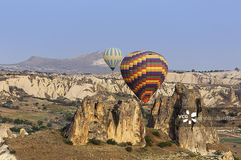 土耳其卡帕多奇亚格雷梅国家公园的热气球和凝灰岩地貌图片素材
