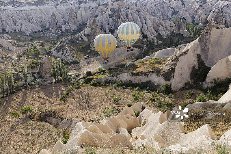 土耳其卡帕多奇亚格雷梅国家公园的热气球和凝灰岩地貌图片素材