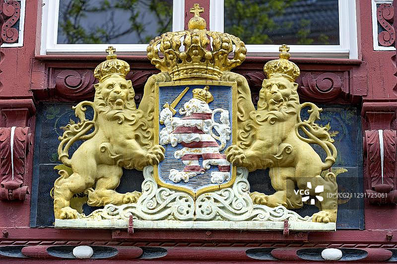 黑森州的铸铁徽章，由两只狮子支撑，半木结构的房子，马尔堡陶工之家，历史中心，马尔堡，黑森州，德国，欧洲图片素材