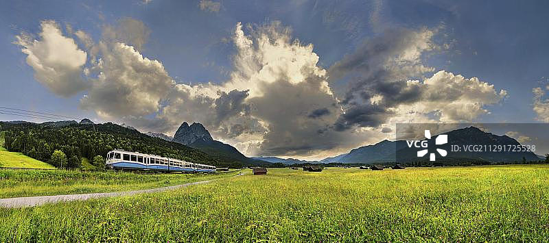 楚格峰铁路和Grosser Waxenstein山顶图片素材
