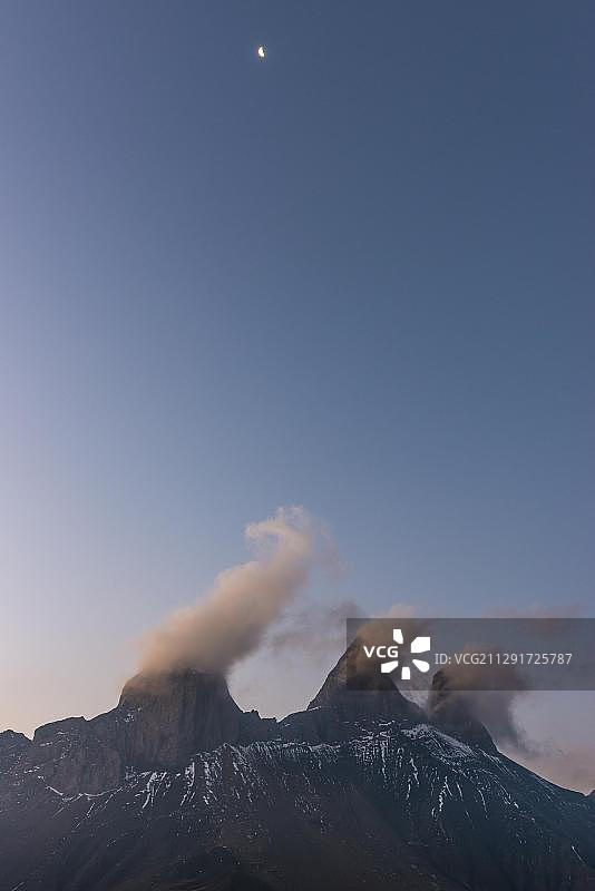 阿尔沃针山晨曦月色图片素材