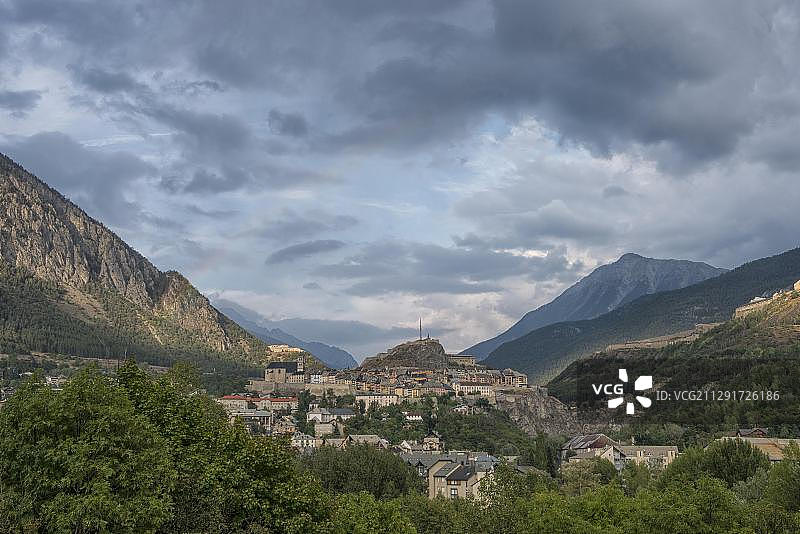 暴风雨过后阴天里的布里昂松镇，法国普罗旺斯图片素材