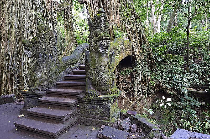 印度尼西亚巴厘岛乌布圣泉寺峡谷上的楼梯图片素材