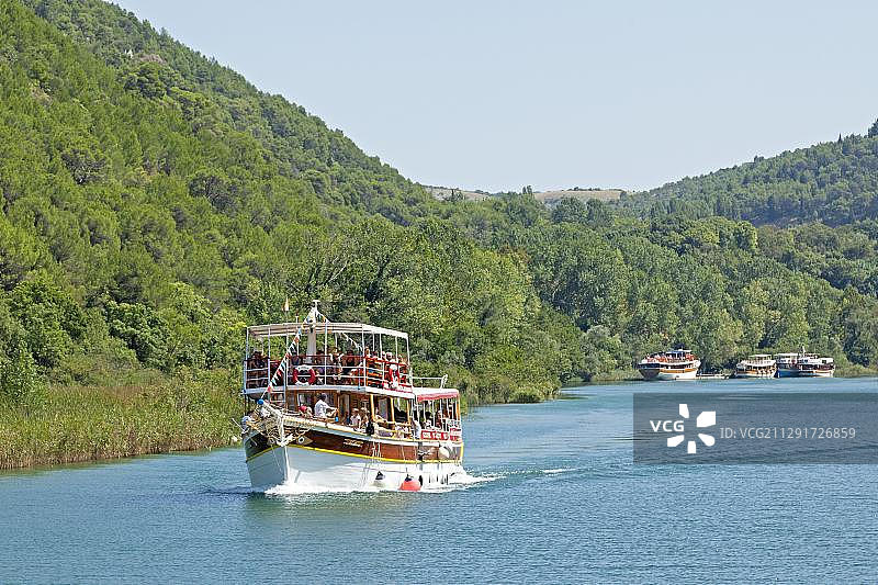 从斯克拉丁到克尔卡国家公园的乘船游览，达尔马提亚，克罗地亚，欧洲图片素材