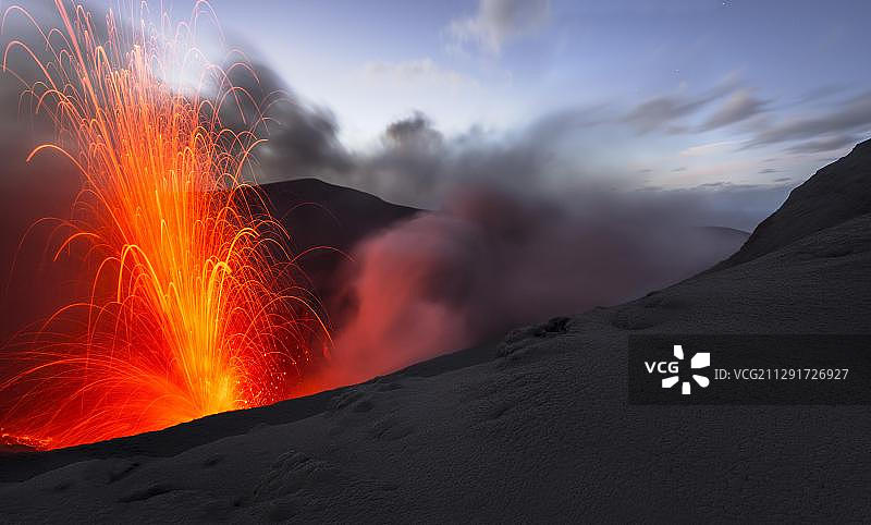 瓦努阿图塔纳岛亚苏尔火山喷发图片素材