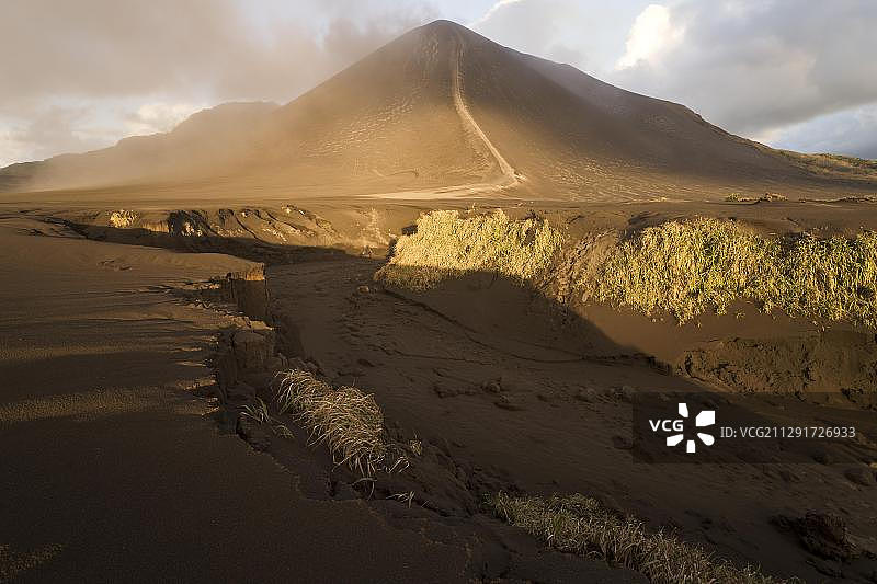 亚苏尔火山前的干涸河床，瓦努阿图塔纳岛，大洋洲图片素材