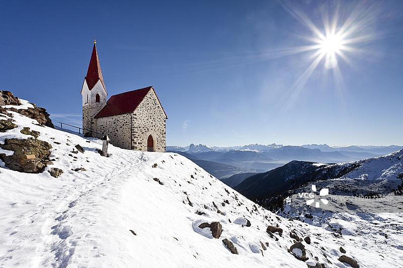 拉茨方斯十字山教堂与多洛米蒂山图片素材