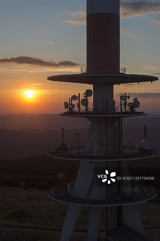 德国萨克森-安哈尔特州布罗肯山顶高原上的输电塔图片素材