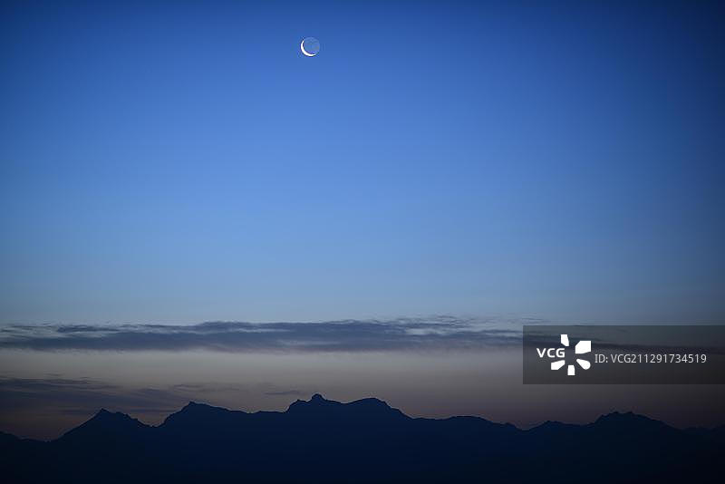 奥地利蒂罗尔州施图拜阿尔卑斯山脉的黎明山峰轮廓图片素材