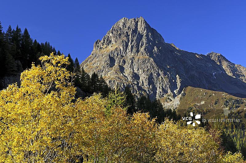法国上萨瓦省鲁日针峰的罗里亚兹山秋景图片素材