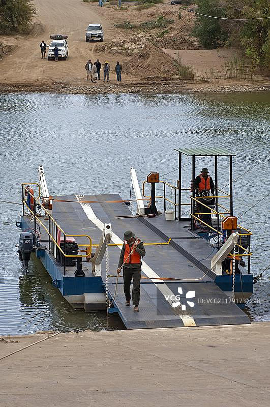 奥克塔渡轮横跨南非和纳米比亚之间奥兰治河的浮桥，森德灵斯德里夫码头，里赫特斯维尔德，南非，非洲图片素材