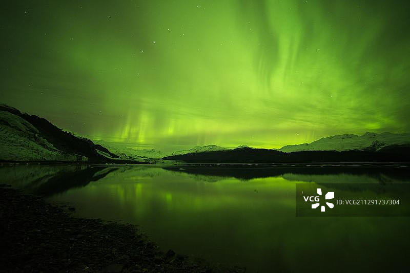 阿拉斯加威廉王子湾学院峡湾上空的北极光图片素材