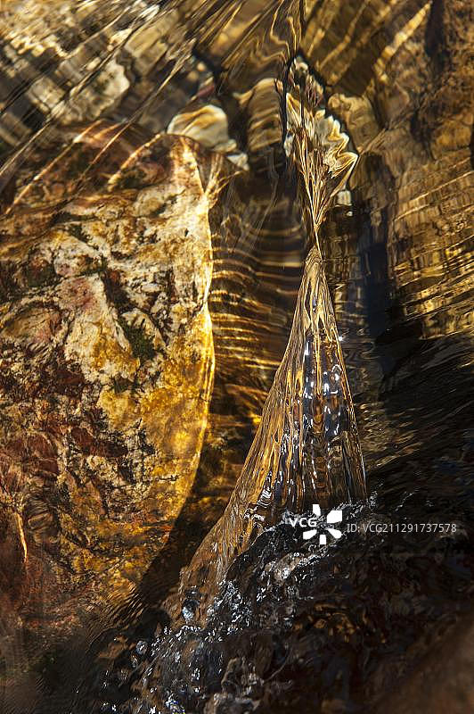 特写：斯瓦特贝格山脉岩石上的水流，联合国教科文组织世界遗产，南非西开普省，非洲图片素材