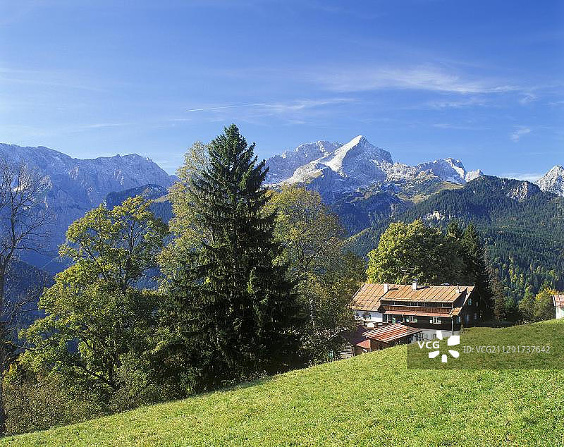 德国巴伐利亚艾克鲍尔旅馆与阿尔卑斯山峰图片素材