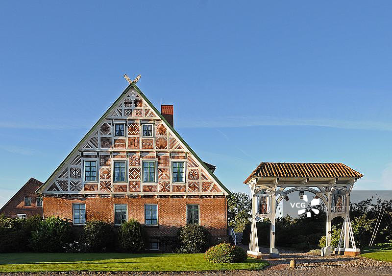 典型的Altlaender半木结构房屋，带有宏伟的大门，位于德国下萨克森州Altes Land的约克图片素材