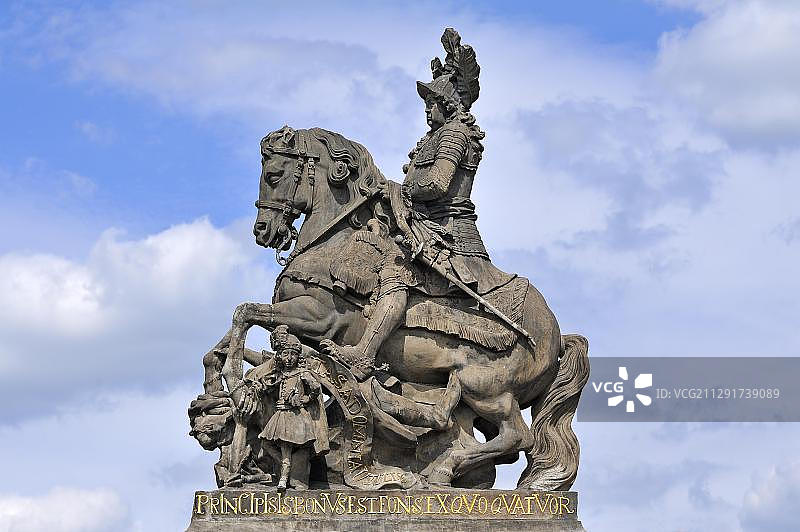 拜罗伊特新宫前的藩侯克里斯蒂安·恩斯特侯爵骑马雕像喷泉，德国巴伐利亚图片素材