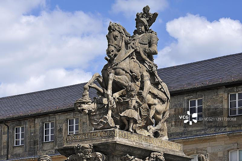拜罗伊特新宫前的藩侯克里斯蒂安·恩斯特侯爵骑马雕像喷泉，德国巴伐利亚图片素材