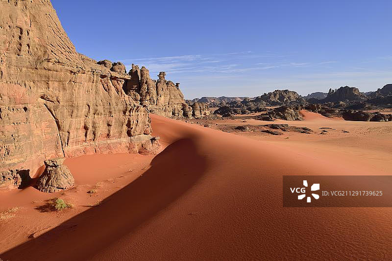 阿尔及利亚塔德拉特地区被侵蚀的砂岩和沙丘图片素材