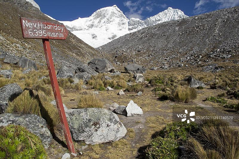 通往秘鲁布兰卡山脉万多伊山的路标图片素材