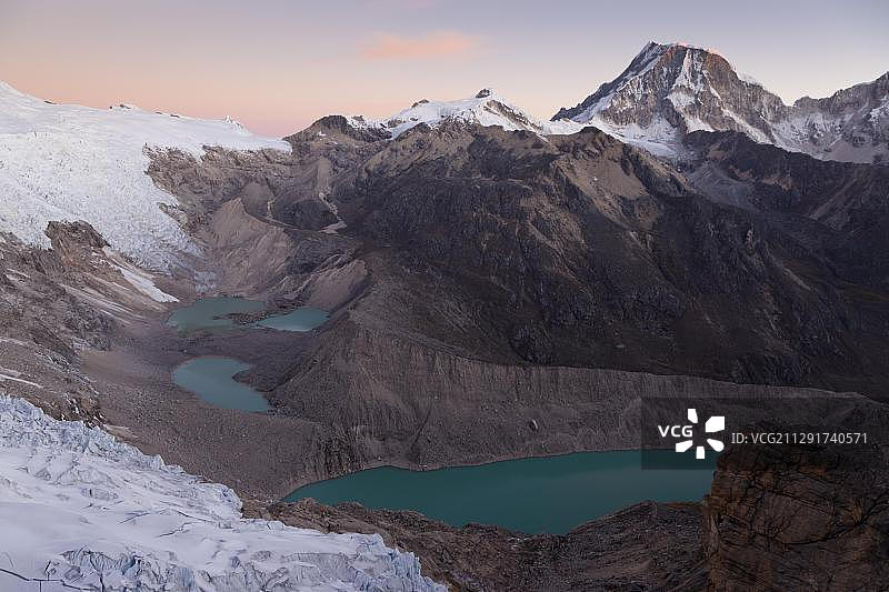 内瓦多托克拉拉胡山冰川湖，布兰卡山脉山峰，黄昏，秘鲁，南美洲图片素材