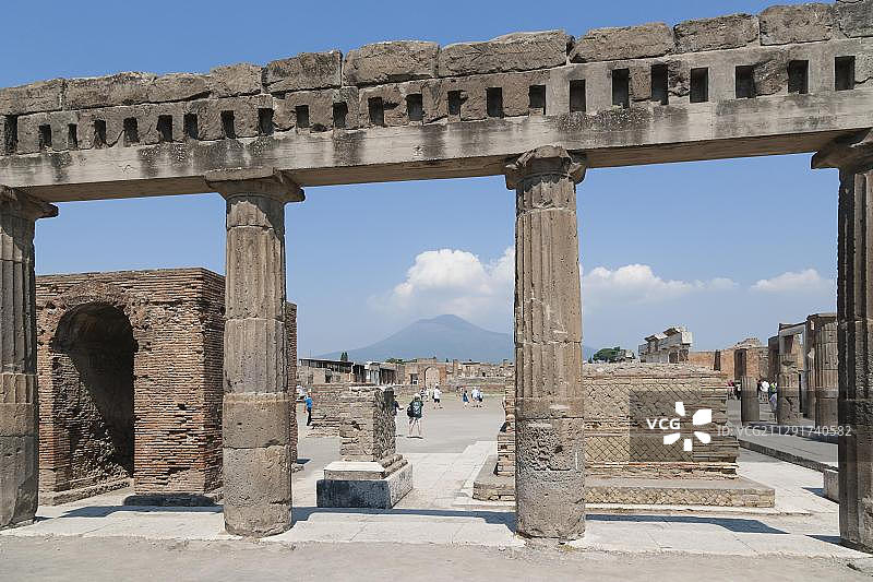 波皮迪乌斯柱廊的多立克柱，庞贝古城广场，背景是维苏威火山，意大利坎帕尼亚那不勒斯庞贝图片素材