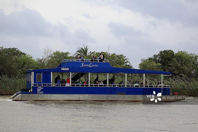 圣卢西亚河 safari 观光船，位于南非夸祖鲁-纳塔尔省iSimangaliso湿地公园图片素材