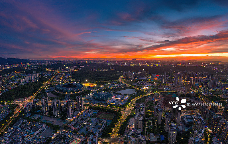 深圳大运中心晚霞图片素材