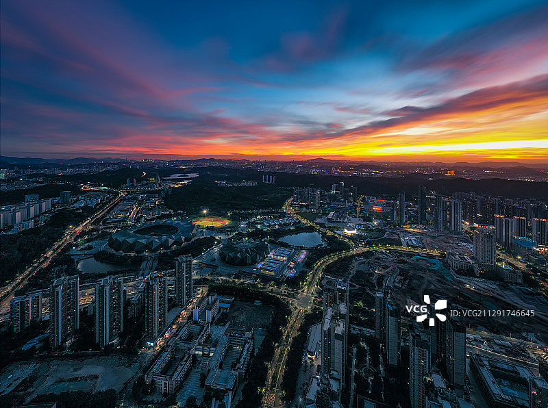深圳大运中心晚霞图片素材