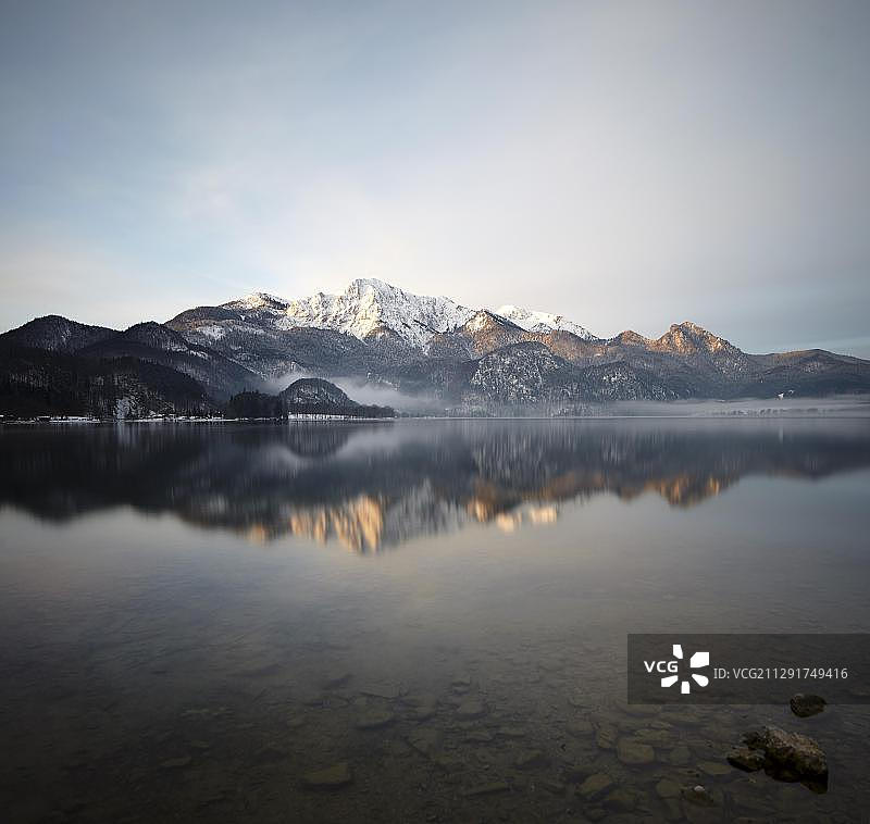科赫尔湖日出，德国巴伐利亚图片素材