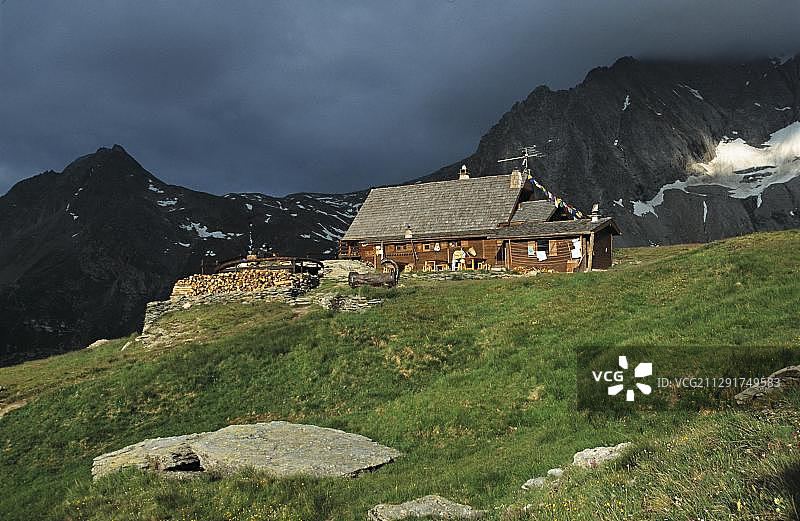 法国瓦努瓦兹国家公园山区小屋，背景为帕拉谢齿峰、勒拉托山和埃歇尔峰图片素材