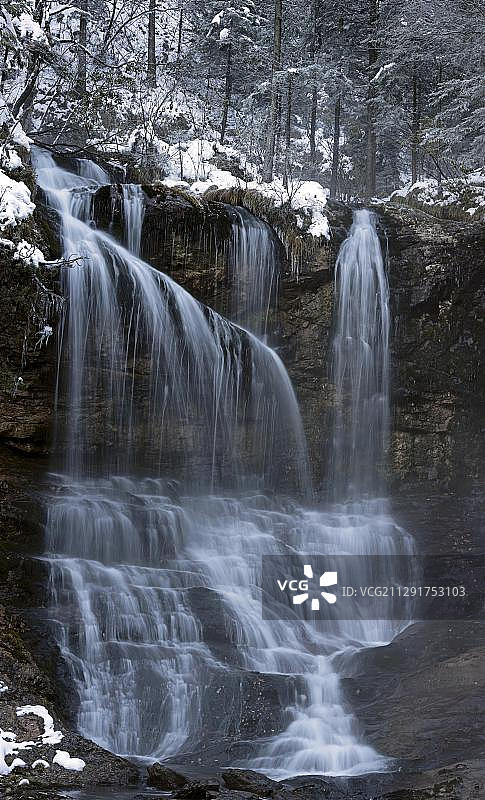 德国巴伐利亚因采尔基姆高阿尔卑斯山的瀑布图片素材