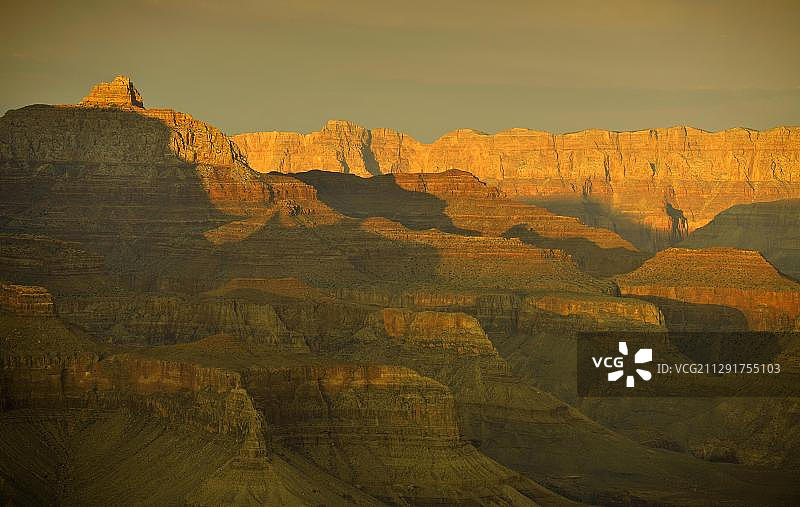 亚利桑那州大峡谷国家公园南缘的毗湿奴神庙、沙漠高地、沙漠景观和科曼奇点在傍晚的阳光下图片素材