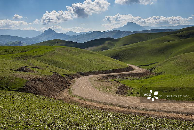 穿过绿色丘陵景观的道路：伊朗、达尔班迪汗、伊拉克库尔德斯坦图片素材